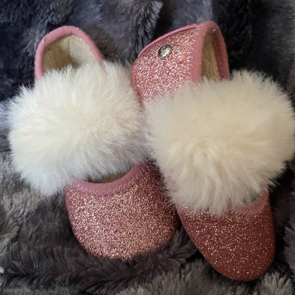 UGG soft crib shoes size 2/3